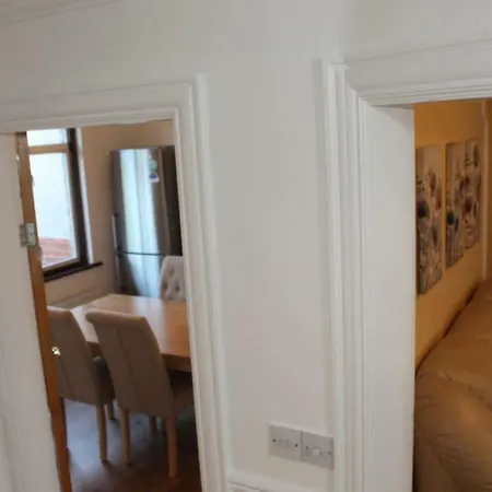 Full Modern House - 2 Miles From Leeds City Centre Apartmán *