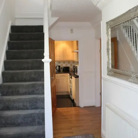 Apartment Full Modern House - 2 Miles From Leeds City Centre