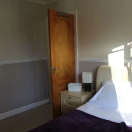 Apartment Full Modern House - 2 Miles From Leeds City Centre *